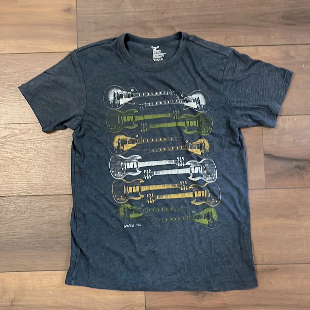 Gap guitar shirt. XS.
